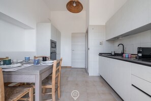 Fridge, microwave, oven, stovetop - Port View Apartment - Cagliari (Cagliari)