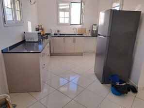 Een koelkast, een magnetron, een oven, een kookplaat