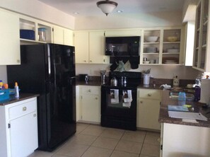 Kjøleskap, mikrobølgeovn, ovn og kokeplater