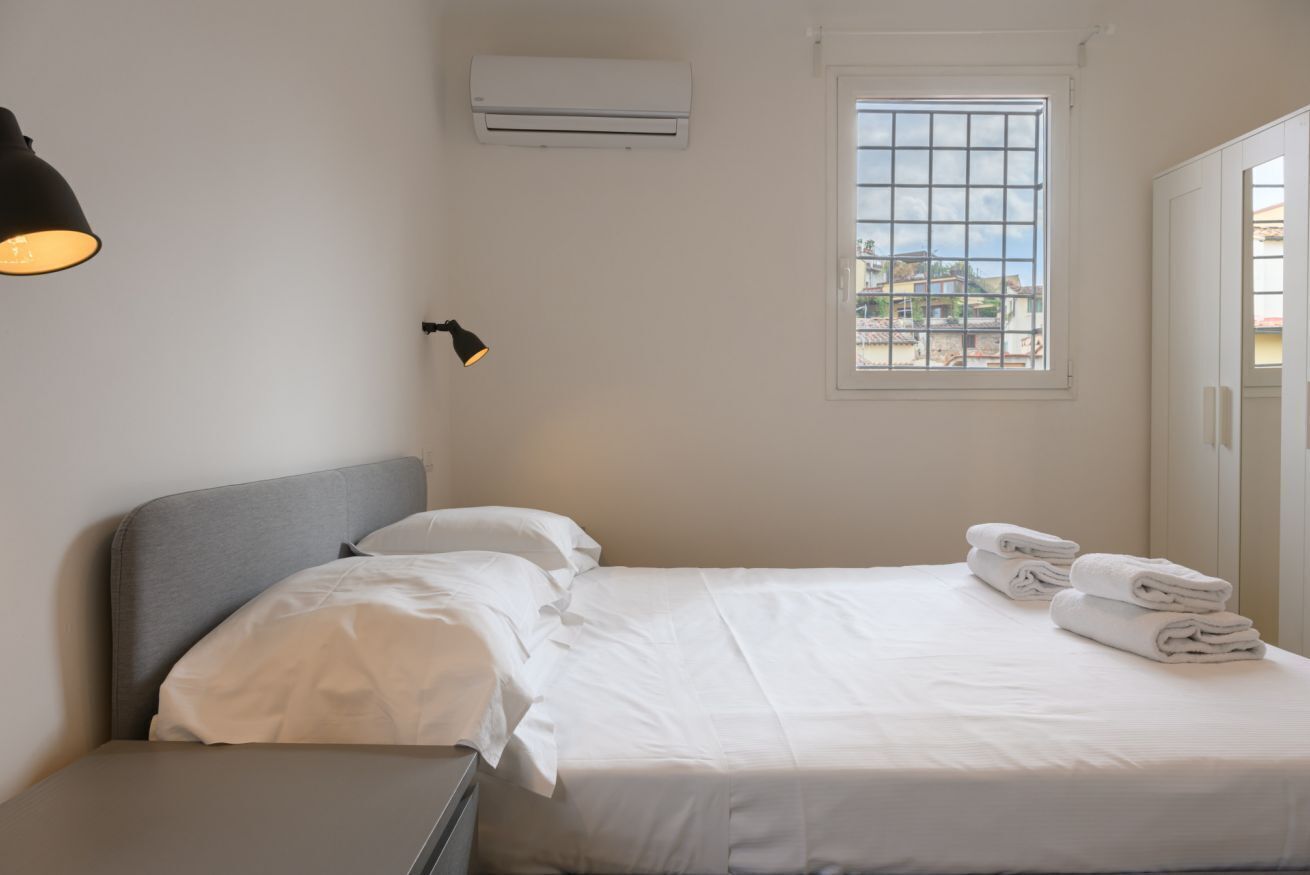 1 habitación, tabla de planchar con plancha y ropa de cama 