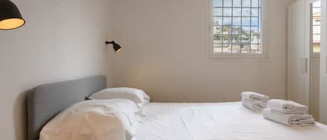1 habitación, tabla de planchar con plancha y ropa de cama
