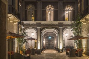 A courtyard with a central archway, outdoor seating, and a view into the building. - Villa in Bernalda with 9 bedrooms sleeps 18 (Bernalda)
