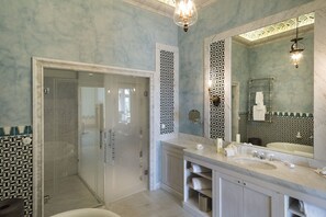Regadera, secadora de cabello, bidet 