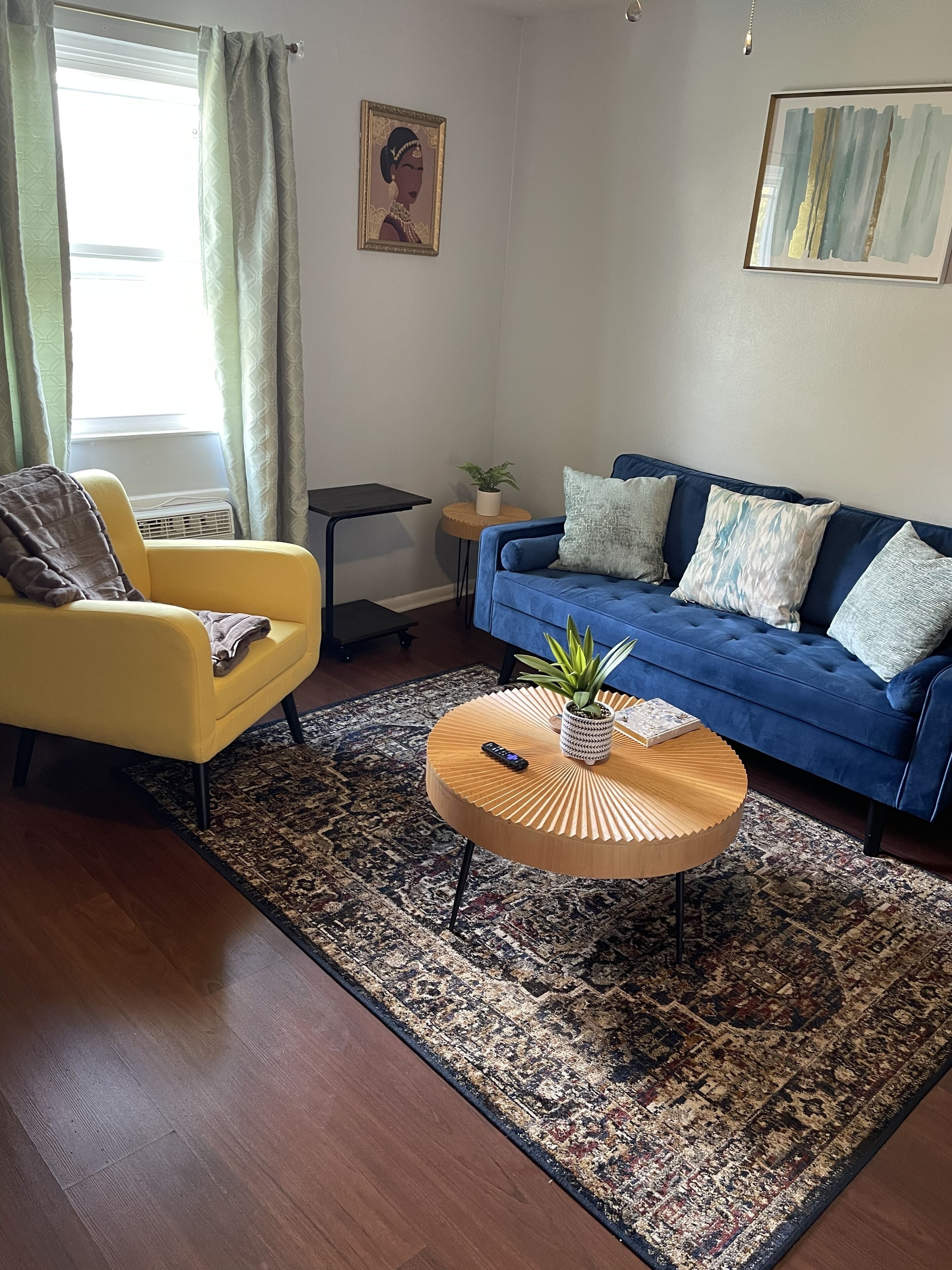 Una Smart TV, una chimenea