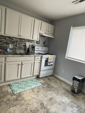 Fridge, microwave, oven, stovetop - Charming Two-Bedroom Retreat: Your Ideal Urban Oasis Awaits!  (Dayton)