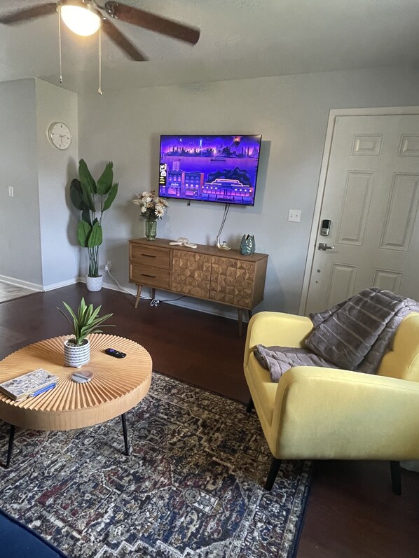 Smart TV, fireplace