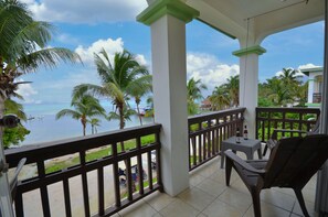 Property grounds - Gorgeous Oceanfront Condo with Balcony and Pool, 5 Minute Walk From City Center (San Pedro)