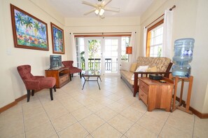 Smart TV, books, stereo - Gorgeous Oceanfront Condo with Balcony and Pool, 5 Minute Walk From City Center (San Pedro)
