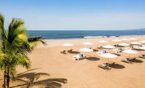 Chaises longues, serviettes de plage