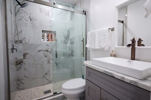 Douche, sèche-cheveux, serviettes fournies, savon