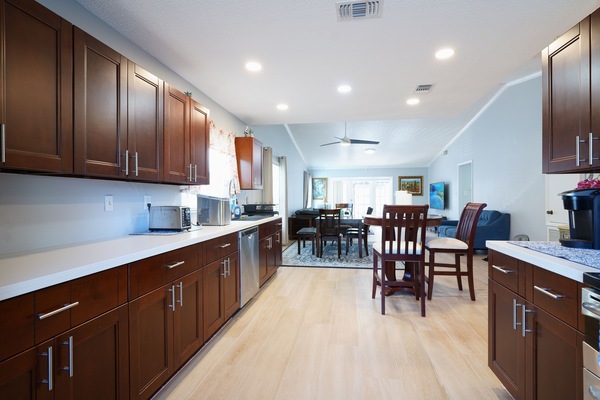 Kaffe-/temaskine, køleskab, mikrobølgeovn, ovn
