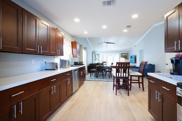 冷蔵庫、電子レンジ、オーブン、コンロ