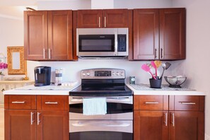 冷蔵庫、電子レンジ、オーブン、コンロ