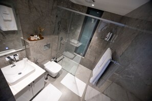 Shower, bidet, towels, soap - New Luxury Home w/ Ocean Views (Accra)