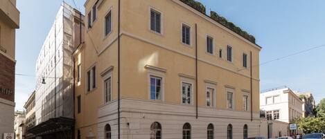 المنشأة من الخارج