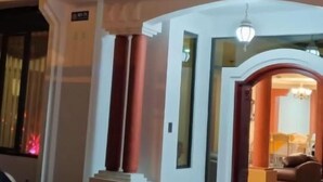 A hotel lobby with a grand entrance, a reception desk, and a seating area. - JOMALEY REAL HOTEL (Loja)