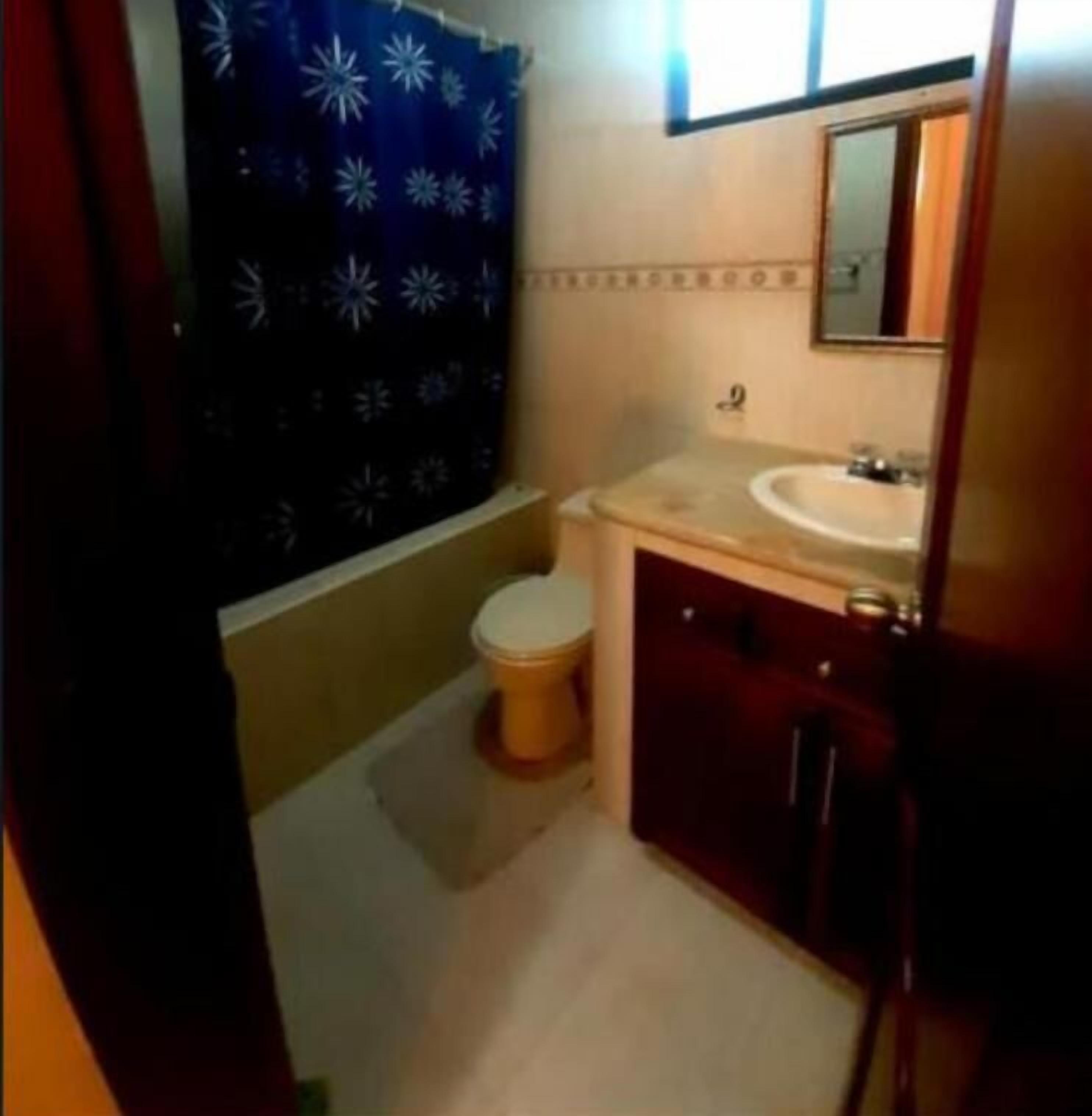 Un baño pequeño con inodoro, lavabo y espejo.