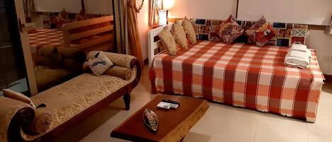 1 quarto, cofres nos quartos, ferros/tábuas de passar roupa