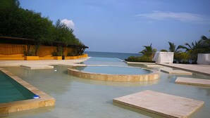 Area piscina con diverse fontane e vista sul mare.
