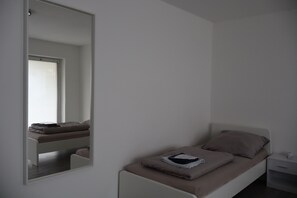 3 室のベッドルーム、デスク、旅行用ベビーベッド、WiFi (無料)