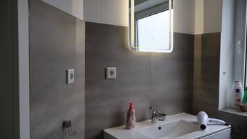 Dusche, Handtücher, Seife, Toilettenpapier