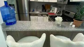 雪櫃、微波爐、焗爐、爐具