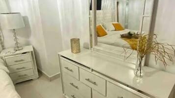 2 間睡房、房內夾萬、書桌、熨斗/熨衫板