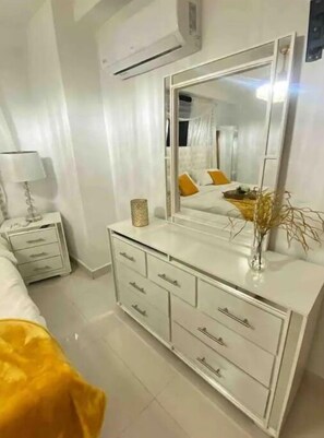 2 bedrooms, in-room safe, desk, iron/ironing board