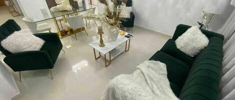 Smart-tv, musikbibliotek, stereoanlæg, computerskærme