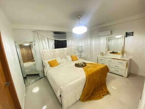 2 Schlafzimmer, Zimmersafe, Schreibtisch, Bügeleisen/Bügelbrett
