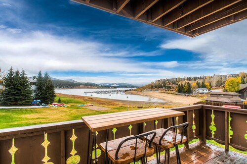 Lakeside One-Bedroom with Balcony/Views! Close to Keystone. 