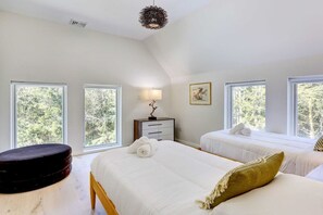 4 slaapkamers, een bureau, een strijkplank/strijkijzer, gratis wifi