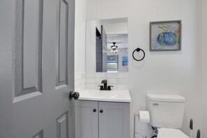 Shower, hair dryer, towels, shampoo - Roomy 5/2 in Orange Park (Orange Park)