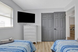 5 bedrooms, iron/ironing board, WiFi, bed sheets