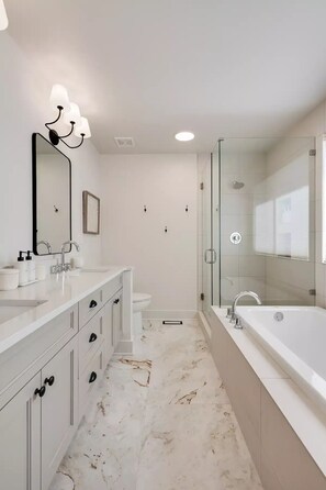 Haartrockner, Handtücher, Seife, Shampoo