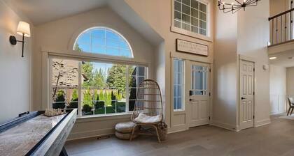 Chic Alderwood Oasis w/Hot tub