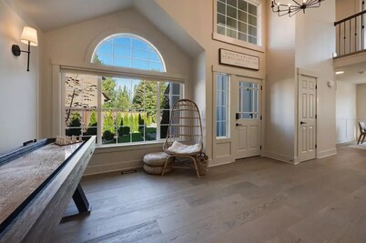 Chic Alderwood Oasis w/Hot tub
