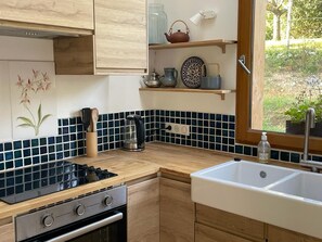 Een koelkast, een magnetron, een oven, een kookplaat