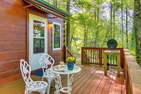 Outdoor dining - Hendersonville Cabin Near Hiking & Waterfalls! (Hendersonville)