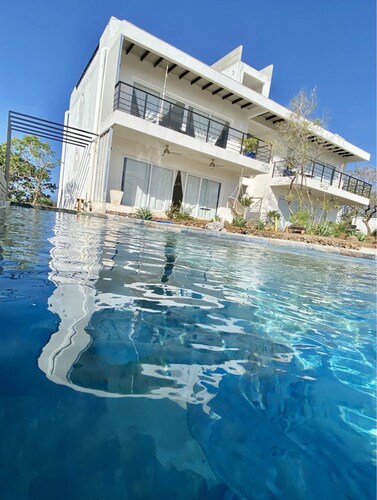 Oceanview, Minigolf, Pool, 2BR & Office. 5 min to Coco Beach