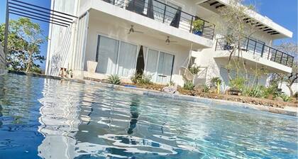 Oceanview, Minigolf, Pool, 2BR & Office. 5 min to Coco Beach