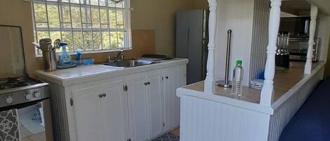 Een koelkast, een microgolfoven, een oven, een kookplaat