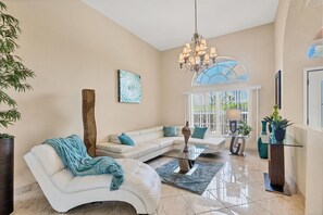 ハウス ベッド (複数台) プールアクセス (AA15432) | リビング エリア