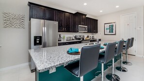 Casa, várias camas, acesso à piscina (EMT9000) | Cozinha privada | Geladeira, micro-ondas, fogão, cooktop