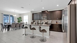 獨棟房屋, 多張床, 可使用泳池 (KCC4784) | 私人廚房 | 電冰箱、微波爐、烤箱、爐台