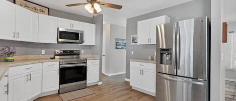 House, Multiple Beds, Pool Access, Pool View (DBD1014) | Private kitchen | Fridge, microwave, oven, stovetop