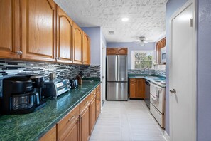 Fridge, microwave, oven, stovetop - Sweet Home V - Family Cozy House, 20 minutes to downtown, 20 minutes to Airport (Houston)
