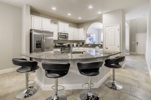 House, Multiple Beds, Pool Access (OKB5369) | Private kitchen | Fridge, microwave, oven, stovetop - 5369 Oakbourne Avenue (Davenport)