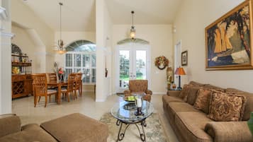 House, Multiple Beds, Pool Access, Golf View (MRD240) | Living area