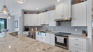 Casa, várias camas, acesso à piscina, vista para a piscina (UHA14207) | Cozinha privada | Geladeira, micro-ondas, fogão, cooktop